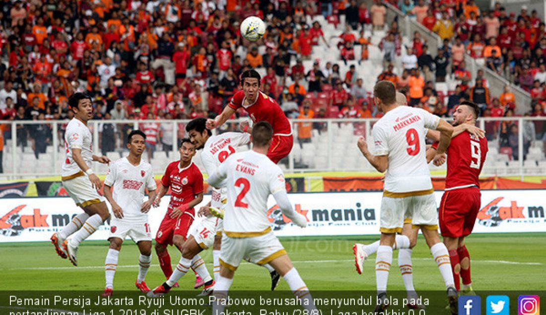 Pemain Persija Jakarta Ryuji Utomo Prabowo berusaha menyundul bola pada pertandingan Liga 1 2019 di SUGBK, Jakarta, Rabu (28/8). Laga berakhir 0-0. - JPNN.com