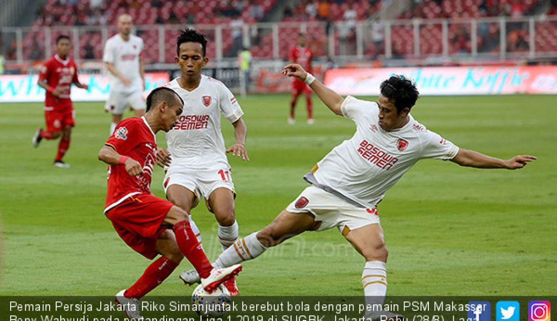 Pemain Persija Jakarta Riko Simanjuntak berebut bola dengan pemain PSM Makassar Beny Wahyudi pada pertandingan Liga 1 2019 di SUGBK, Jakarta, Rabu (28/8). Laga berakhir 0-0. - JPNN.com