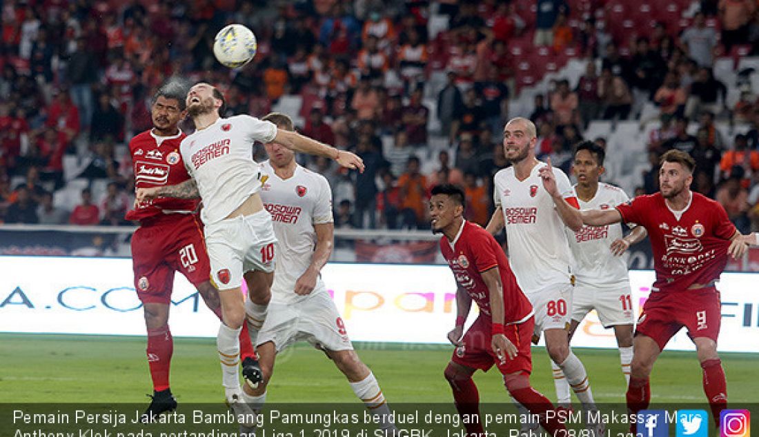 Pemain Persija Jakarta Bambang Pamungkas berduel dengan pemain PSM Makassar Marc Anthony Klok pada pertandingan Liga 1 2019 di SUGBK, Jakarta, Rabu (28/8). Laga berakhir 0-0. - JPNN.com