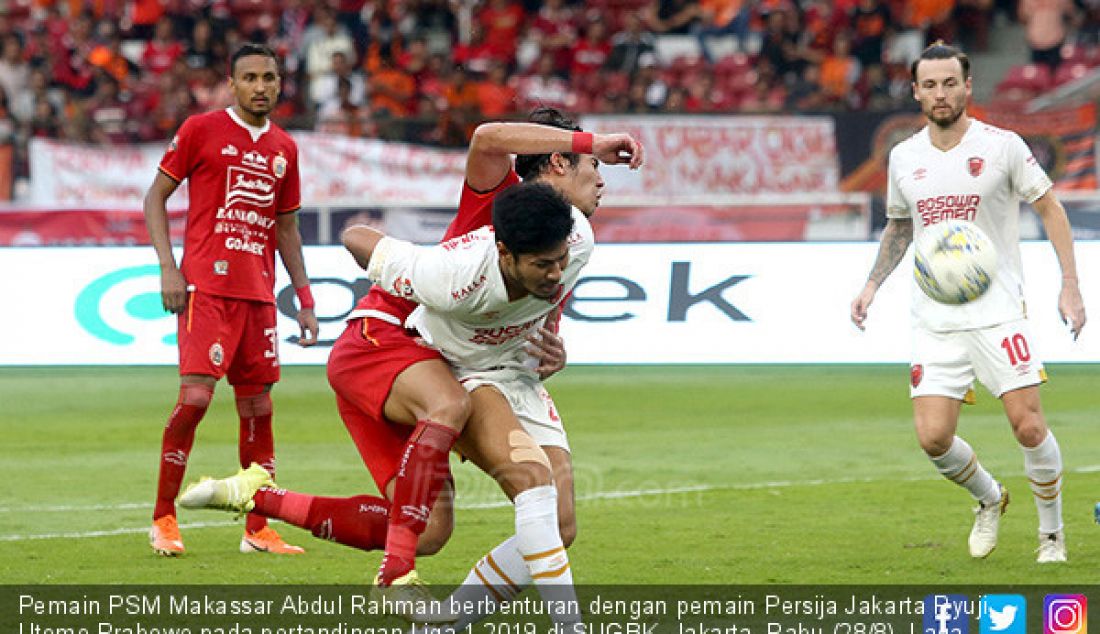 Pemain PSM Makassar Abdul Rahman berbenturan dengan pemain Persija Jakarta Ryuji Utomo Prabowo pada pertandingan Liga 1 2019 di SUGBK, Jakarta, Rabu (28/8). Laga berakhir 0-0. - JPNN.com