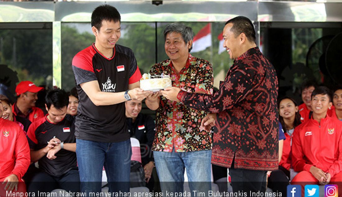 Menpora Imam Nahrawi menyerahan apresiasi kepada Tim Bulutangkis Indonesia peraih Juara Dunia BWF 2019, Jakarta, Rabu (28/8). - JPNN.com