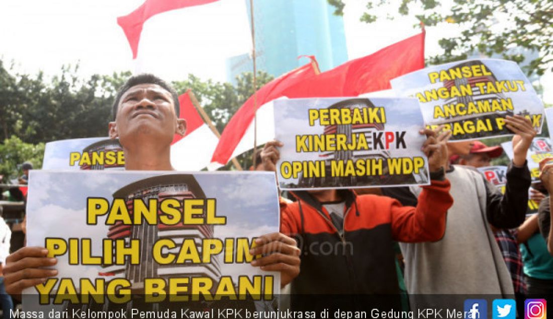 Massa dari Kelompok Pemuda Kawal KPK berunjukrasa di depan Gedung KPK Merah Putih, Jakarta, Kamis (29/8). - JPNN.com