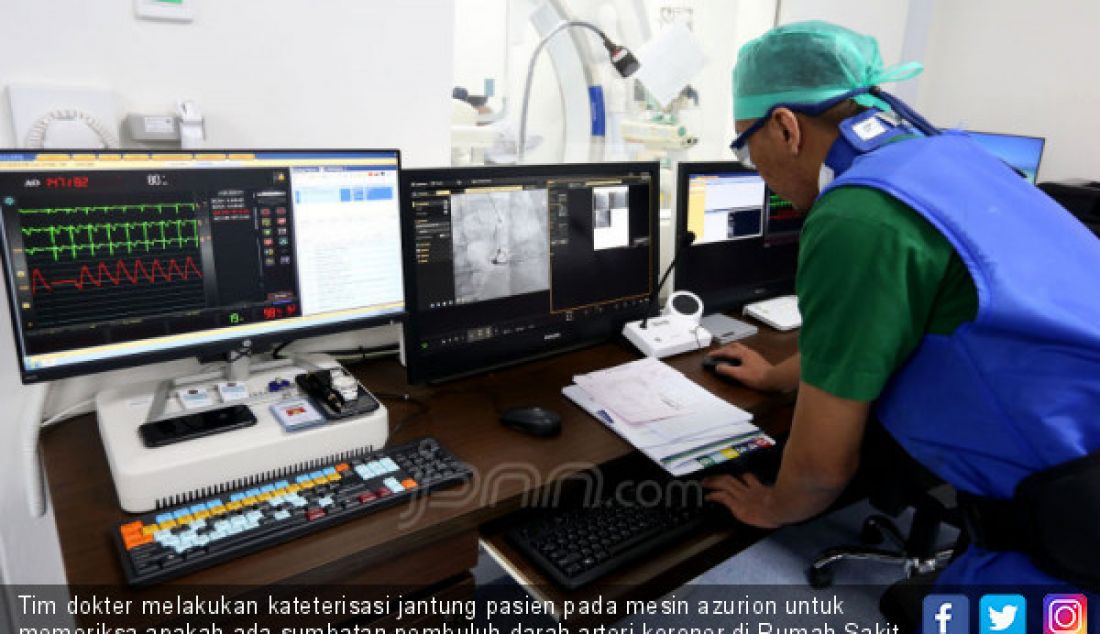 Tim dokter melakukan kateterisasi jantung pasien pada mesin azurion untuk memeriksa apakah ada sumbatan pembuluh darah arteri koroner di Rumah Sakit Jantung Diagram, Jalan Cinere Raya, Depok, Kamis (29/8). - JPNN.com