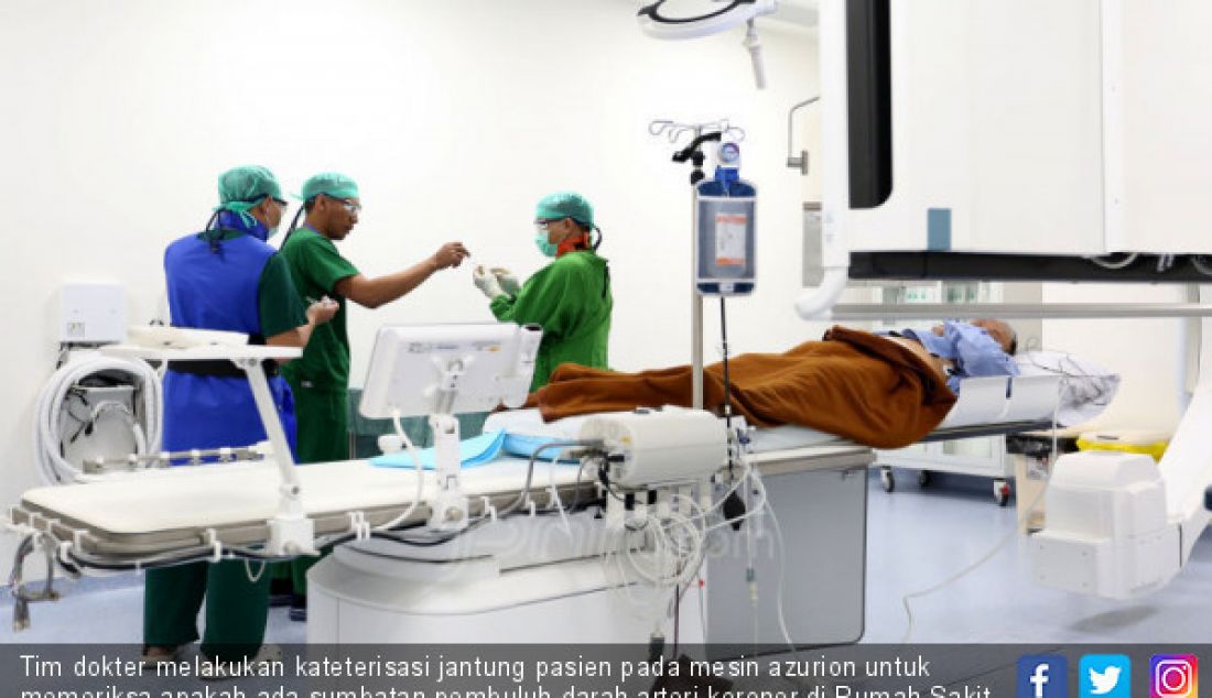 Tim dokter melakukan kateterisasi jantung pasien pada mesin azurion untuk memeriksa apakah ada sumbatan pembuluh darah arteri koroner di Rumah Sakit Jantung Diagram, Jalan Cinere Raya, Depok, Kamis (29/8). - JPNN.com