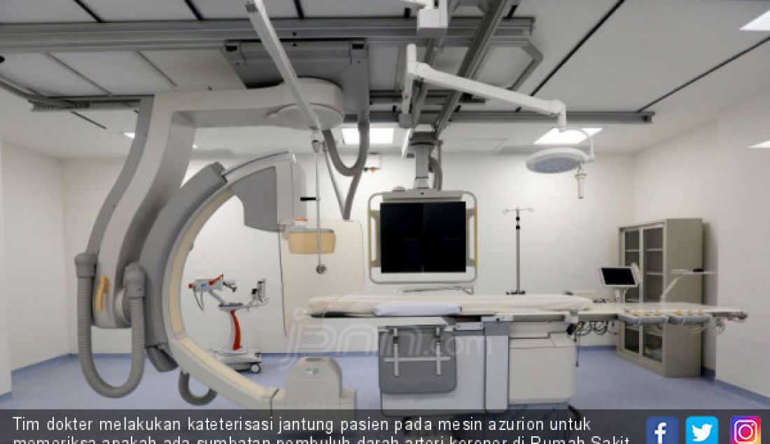 Tim dokter melakukan kateterisasi jantung pasien pada mesin azurion untuk memeriksa apakah ada sumbatan pembuluh darah arteri koroner di Rumah Sakit Jantung Diagram, Jalan Cinere Raya, Depok, Kamis (29/8). - JPNN.com