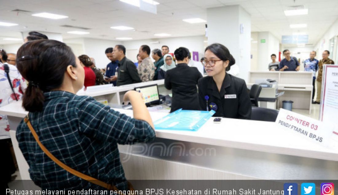 Petugas melayani pendaftaran pengguna BPJS Kesehatan di Rumah Sakit Jantung Diagram, Jalan Cinere Raya, Depok, Kamis (29/8). - JPNN.com