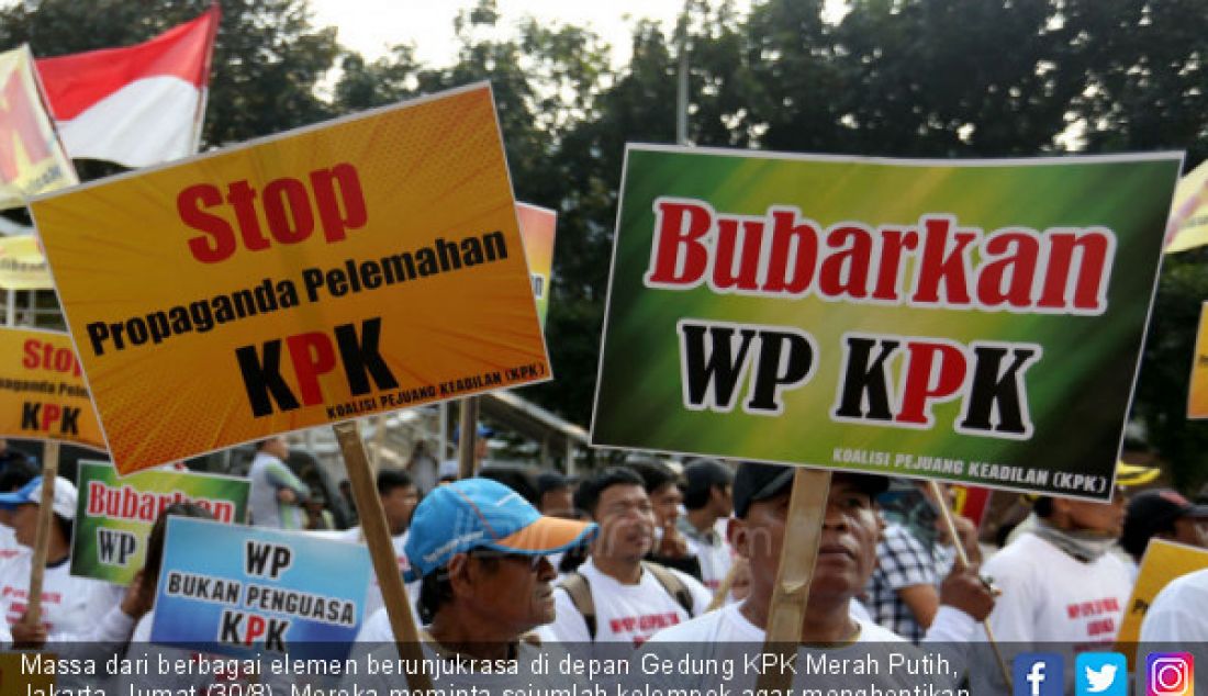 Massa dari berbagai elemen berunjukrasa di depan Gedung KPK Merah Putih, Jakarta, Jumat (30/8). Mereka meminta sejumlah kelompok agar menghentikan propaganda dan politisasi proses yang telah berjalan karena dapat menjadi bumerang yang melemahkan institusi KPK sendiri. - JPNN.com