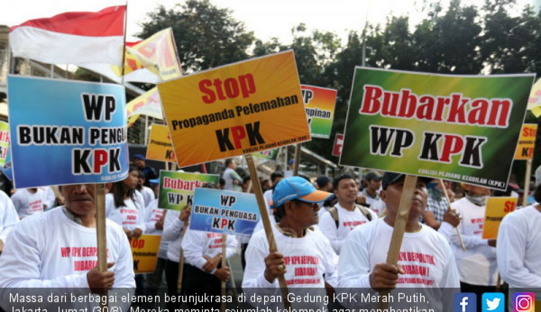 Massa dari berbagai elemen berunjukrasa di depan Gedung KPK Merah Putih, Jakarta, Jumat (30/8). Mereka meminta sejumlah kelompok agar menghentikan propaganda dan politisasi proses yang telah berjalan karena dapat menjadi bumerang yang melemahkan institusi KPK sendiri. - JPNN.com