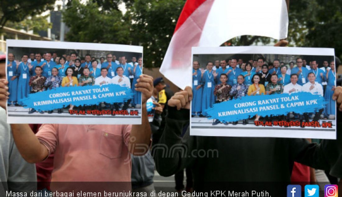 Massa dari berbagai elemen berunjukrasa di depan Gedung KPK Merah Putih, Jakarta, Jumat (30/8). - JPNN.com