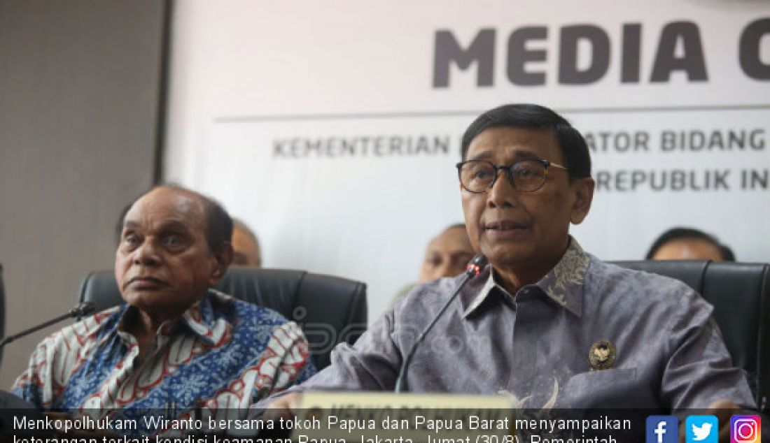 Menkopolhukam Wiranto bersama tokoh Papua dan Papua Barat menyampaikan keterangan terkait kondisi keamanan Papua, Jakarta, Jumat (30/8). Pemerintah bersama tokoh Papua dan Papua Barat menghimbau masyarakat untuk menahan diri dan menghindari tindakan anarkis. - JPNN.com