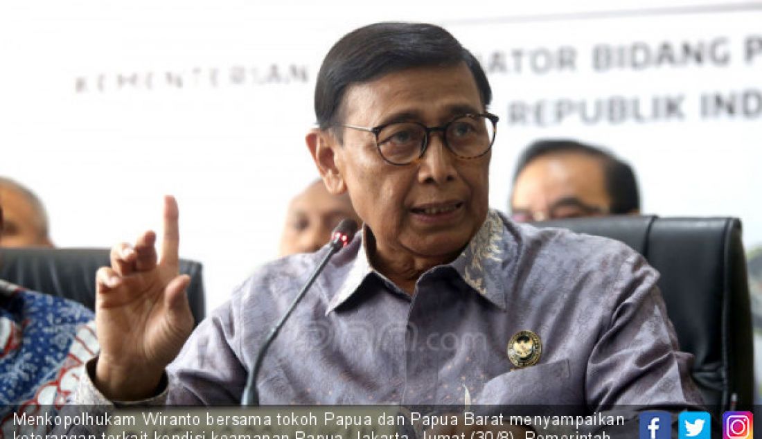 Menkopolhukam Wiranto bersama tokoh Papua dan Papua Barat menyampaikan keterangan terkait kondisi keamanan Papua, Jakarta, Jumat (30/8). Pemerintah bersama tokoh Papua dan Papua Barat menghimbau masyarakat untuk menahan diri dan menghindari tindakan anarkis. - JPNN.com