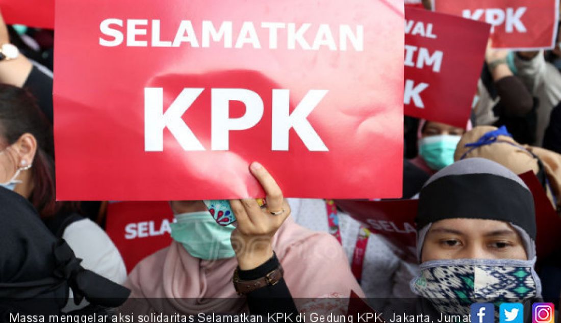 Massa menggelar aksi solidaritas Selamatkan KPK di Gedung KPK, Jakarta, Jumat (30/8). - JPNN.com