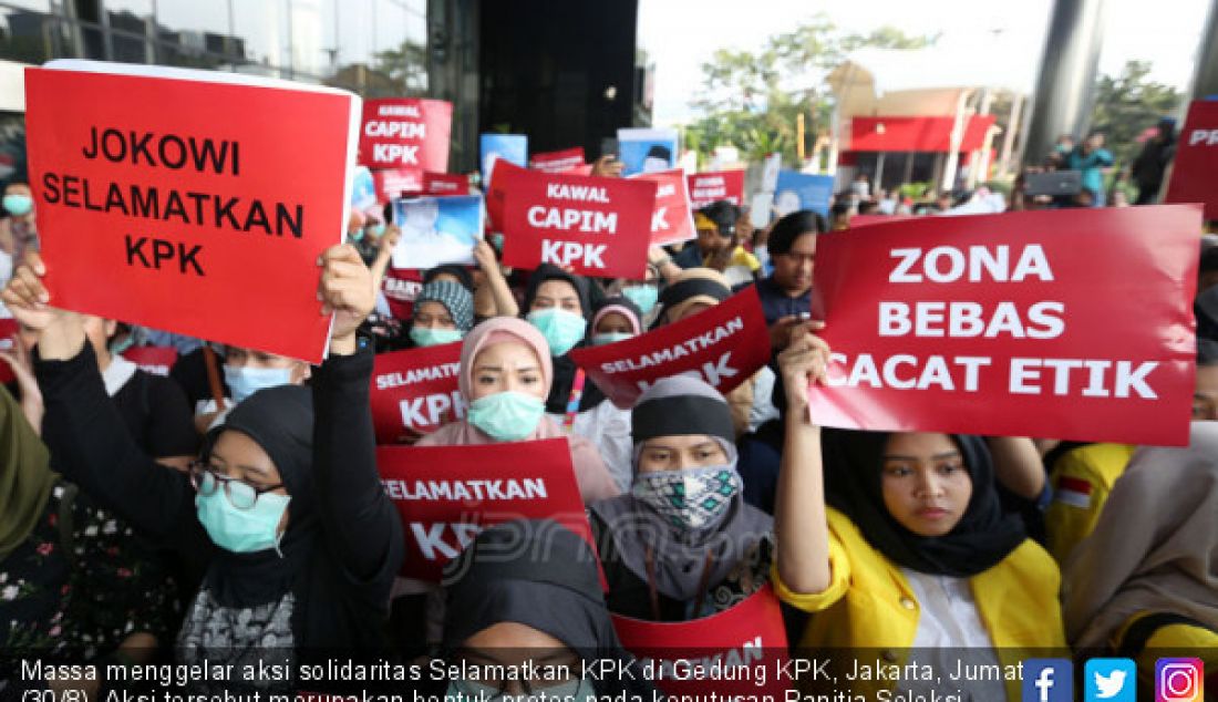 Massa menggelar aksi solidaritas Selamatkan KPK di Gedung KPK, Jakarta, Jumat (30/8). Aksi tersebut merupakan bentuk protes pada keputusan Panitia Seleksi Calon Pimpinan KPK yang tetap meloloskan sejumlah nama bermasalah hingga tahap wawancara dan uji publik atau seleksi tahap akhir. - JPNN.com