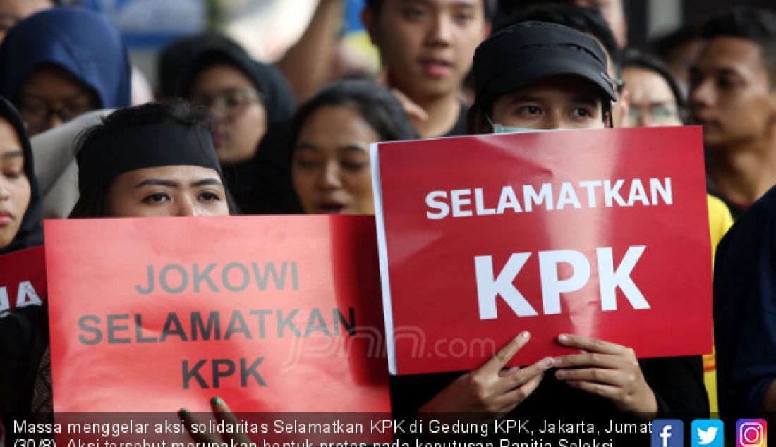 Massa menggelar aksi solidaritas Selamatkan KPK di Gedung KPK, Jakarta, Jumat (30/8). Aksi tersebut merupakan bentuk protes pada keputusan Panitia Seleksi Calon Pimpinan KPK yang tetap meloloskan sejumlah nama bermasalah hingga tahap wawancara dan uji publik atau seleksi tahap akhir. - JPNN.com