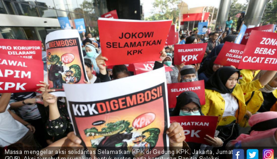 Massa menggelar aksi solidaritas Selamatkan KPK di Gedung KPK, Jakarta, Jumat (30/8). Aksi tersebut merupakan bentuk protes pada keputusan Panitia Seleksi Calon Pimpinan KPK yang tetap meloloskan sejumlah nama bermasalah hingga tahap wawancara dan uji publik atau seleksi tahap akhir. - JPNN.com