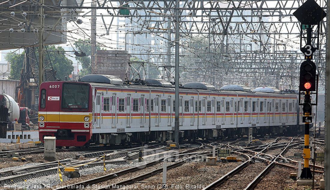 Pengguna Jasa KRL saat berada di Stasiun Manggarai, Senin (2/9). - JPNN.com