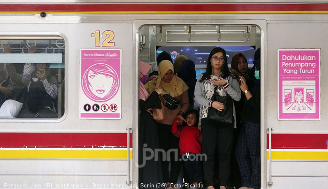 Pengguna Jasa KRL saat berada di Stasiun Manggarai, Senin (2/9). - JPNN.com