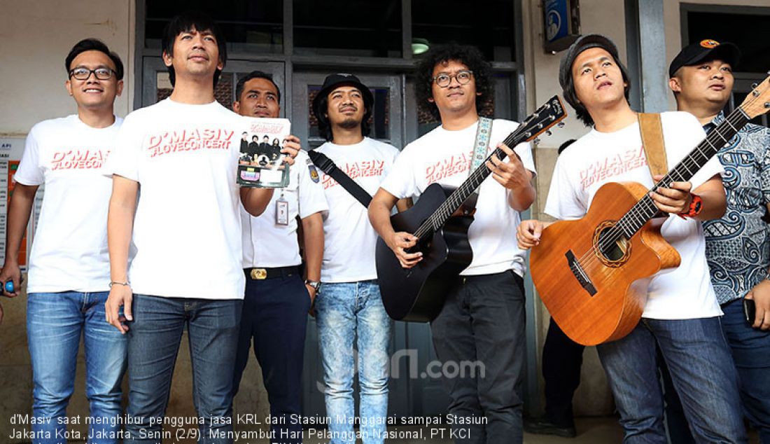 d'Masiv saat menghibur pengguna jasa KRL dari Stasiun Manggarai sampai Stasiun Jakarta Kota, Jakarta, Senin (2/9). Menyambut Hari Pelanggan Nasional, PT KCI memberikan hiburan musik dan meluncurkan PIN Ibu Hamil. - JPNN.com