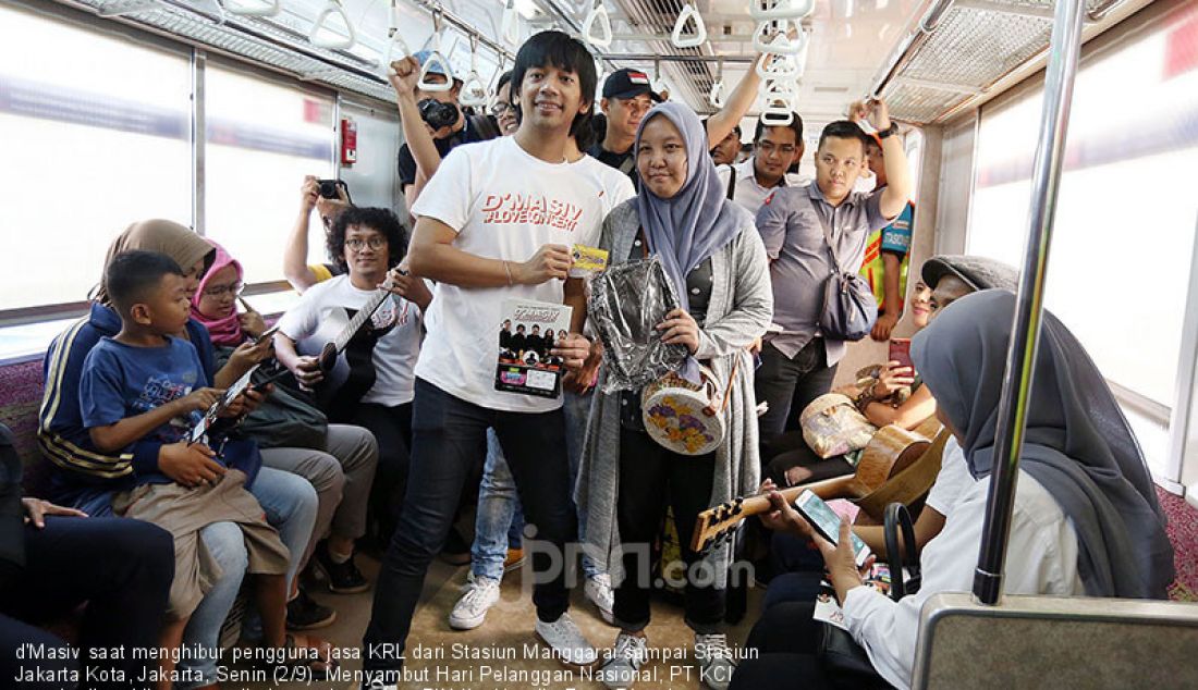 d'Masiv saat menghibur pengguna jasa KRL dari Stasiun Manggarai sampai Stasiun Jakarta Kota, Jakarta, Senin (2/9). Menyambut Hari Pelanggan Nasional, PT KCI memberikan hiburan musik dan meluncurkan PIN Ibu Hamil. - JPNN.com