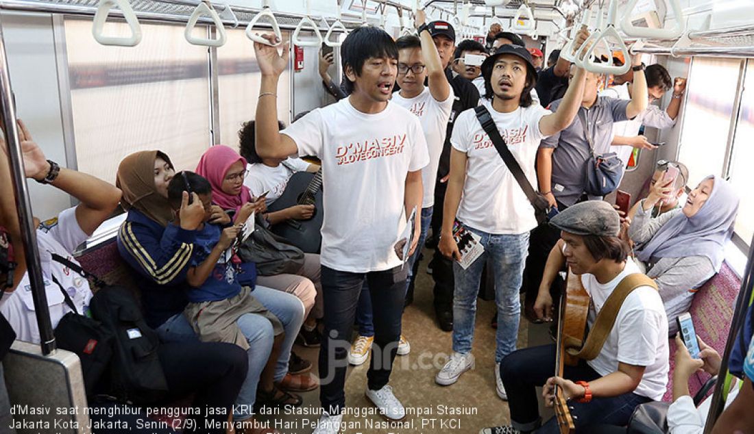 d'Masiv saat menghibur pengguna jasa KRL dari Stasiun Manggarai sampai Stasiun Jakarta Kota, Jakarta, Senin (2/9). Menyambut Hari Pelanggan Nasional, PT KCI memberikan hiburan musik dan meluncurkan PIN Ibu Hamil. - JPNN.com