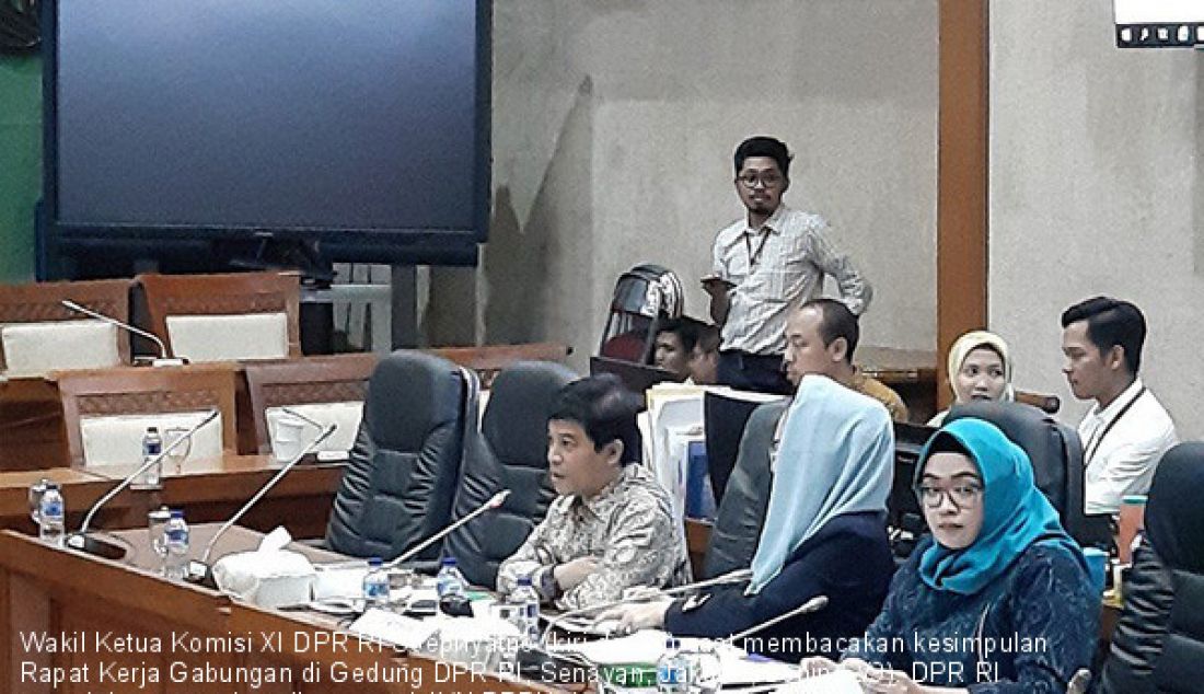 Wakil Ketua Komisi XI DPR RI Soepriyatno (kiri depan) saat membacakan kesimpulan Rapat Kerja Gabungan di Gedung DPR RI, Senayan, Jakarta, Senin (2/9). DPR RI menolak rencana kenaikan premi JKN PBPU dan BP kelas III. - JPNN.com