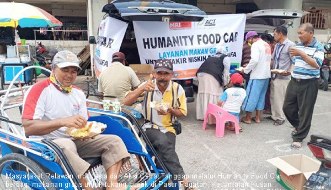 Masyarakat Relawan Indonesia dan Aksi Cepat Tanggap melalui Humanity Food Car berbagi makanan gratis untuk tukang becak di Pasar Pagatan, Kecamatan Kusan Hilir, Kabupaten Tanah Bumbu, Kalimantan Selatan. - JPNN.com