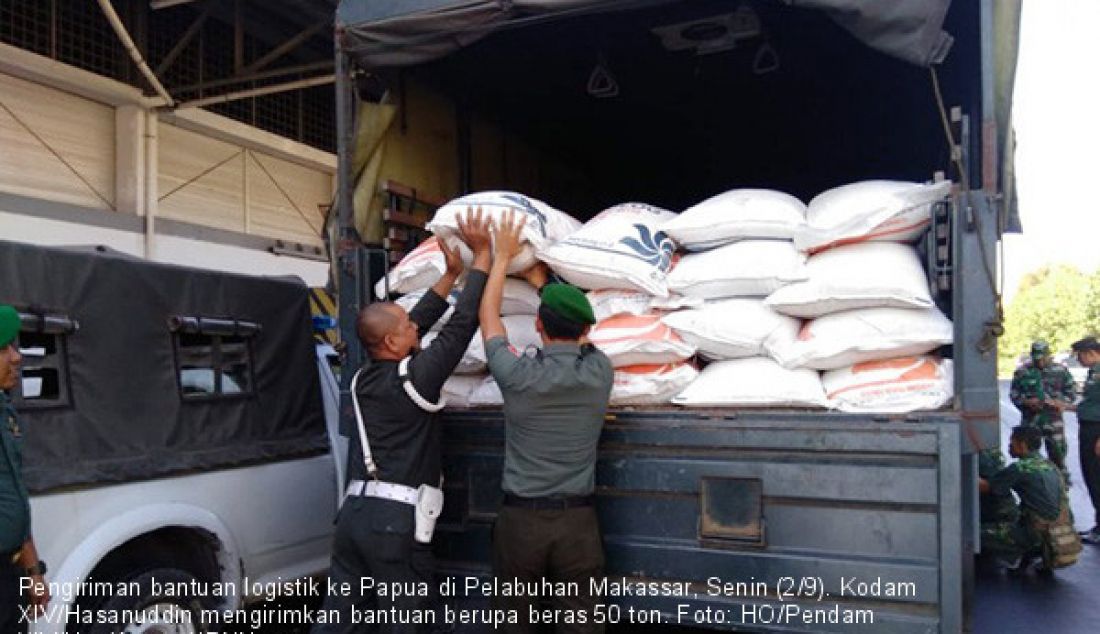Pengiriman bantuan logistik ke Papua di Pelabuhan Makassar, Senin (2/9). Kodam XIV/Hasanuddin mengirimkan bantuan berupa beras 50 ton. - JPNN.com