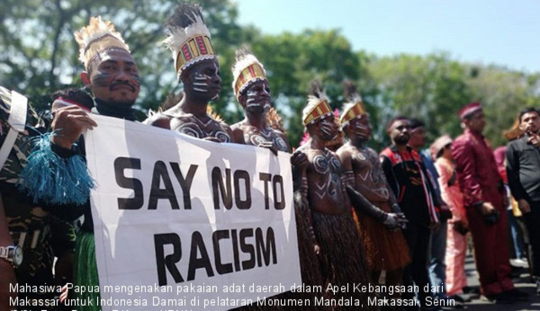 Mahasiwa Papua mengenakan pakaian adat daerah dalam Apel Kebangsaan dari Makassar untuk Indonesia Damai di pelataran Monumen Mandala, Makassar, Senin (2/9). - JPNN.com