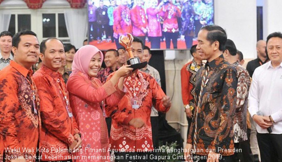 Wakil Wali Kota Palembang Fitrianti Agustinda menerima penghargaan dari Presiden Jokowi berkat keberhasilan memenangkan Festival Gapura Cinta Negeri 2019, Jakarta, Sabtu (31/8). - JPNN.com