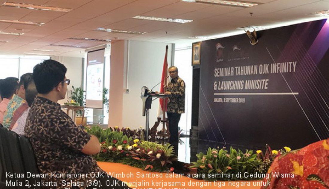 Ketua Dewan Komisioner OJK Wimboh Santoso dalam acara seminar di Gedung Wisma Mulia 2, Jakarta, Selasa (3/9). OJK menjalin kerjasama dengan tiga negara untuk mengembangkan Fintech. - JPNN.com