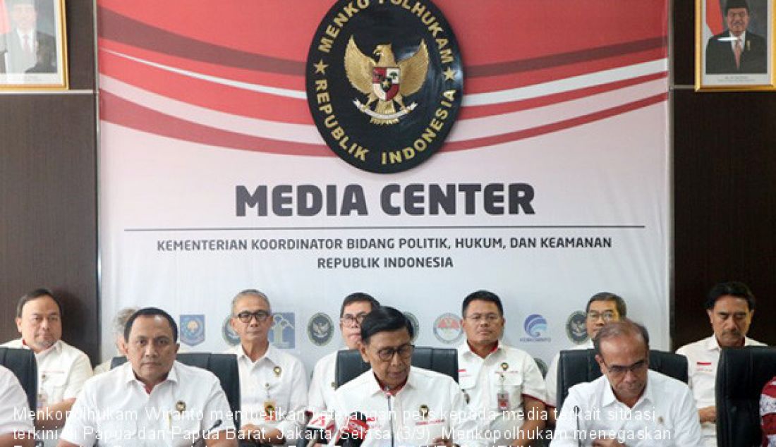 Menkopolhukam Wiranto memberikan keterangan pers kepada media terkait situasi terkini di Papua dan Papua Barat, Jakarta Selasa (3/9). Menkopolhukam menegaskan Referendum Papua sudah tertutup. - JPNN.com