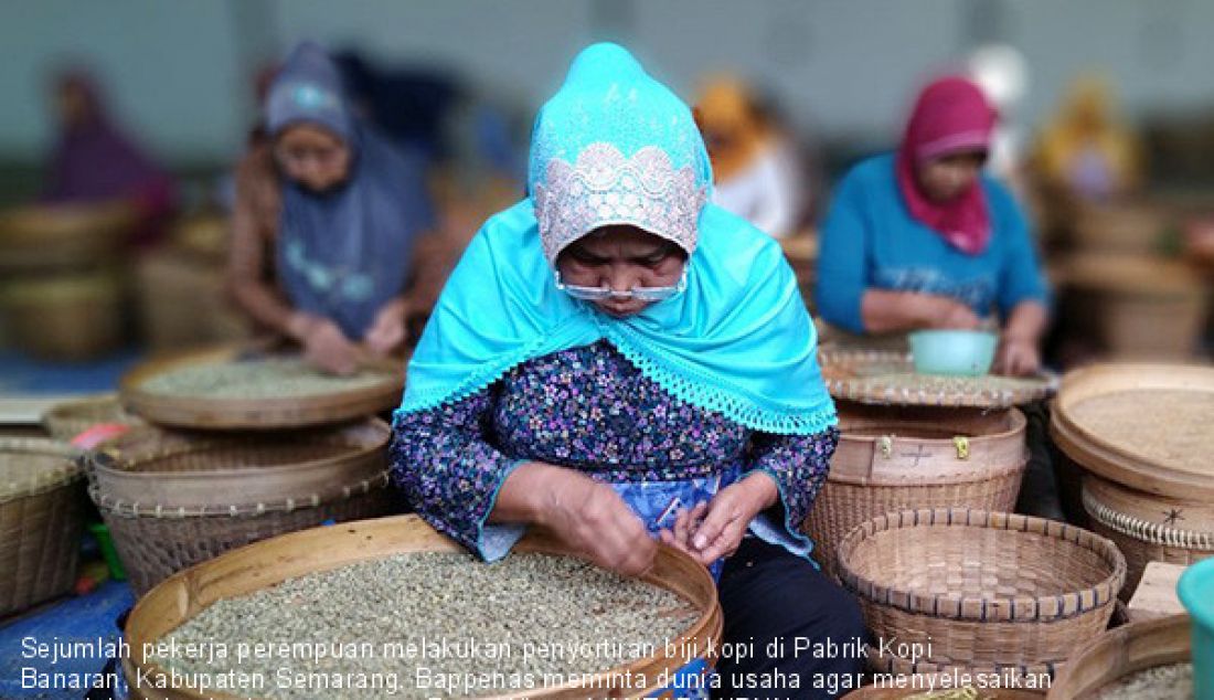 Sejumlah pekerja perempuan melakukan penyortiran biji kopi di Pabrik Kopi Banaran, Kabupaten Semarang. Bappenas meminta dunia usaha agar menyelesaikan masalah gizi pekerja perempuan. - JPNN.com