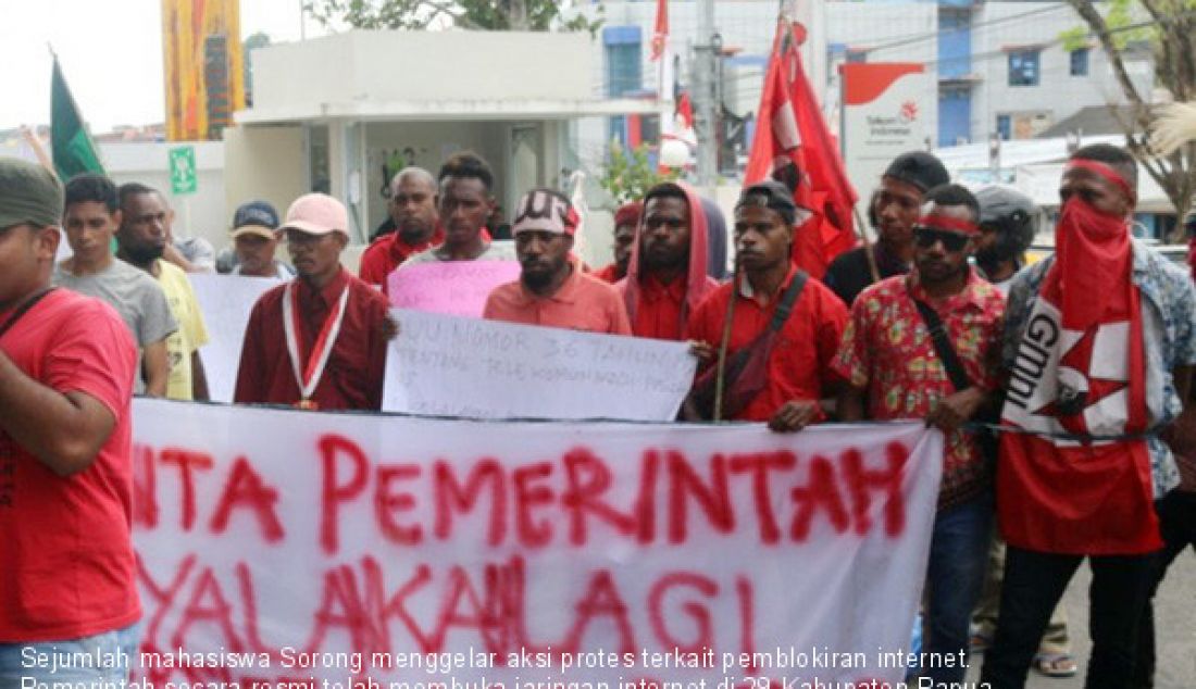 Sejumlah mahasiswa Sorong menggelar aksi protes terkait pemblokiran internet. Pemerintah secara resmi telah membuka jaringan internet di 29 Kabupaten Papua dan Papua Barat. - JPNN.com