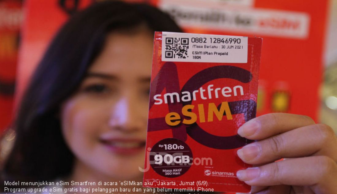 Model menunjukkan eSim Smartfren di acara 'eSIMkan aku', Jakarta, Jumat (6/9). Program upgrade eSim gratis bagi pelanggan baru dan yang belum memiliki iPhone dengan fasilitas eSim tersedia program trade in dengan cashback hingga 3,4 juta rupiah, serta eSim gratis dengan kuota internet 4G 90gb berlaku selama setahun penuh. - JPNN.com