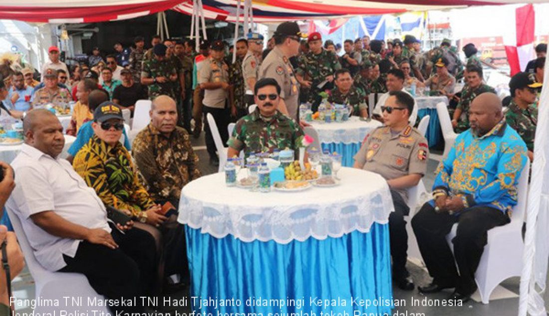 Panglima TNI Marsekal TNI Hadi Tjahjanto didampingi Kepala Kepolisian Indonesia Jenderal Polisi Tito Karnavian berfoto bersama sejumlah tokoh Papua dalam kegiatan berlayar di Laut Papua, Jumat (6/9). - JPNN.com