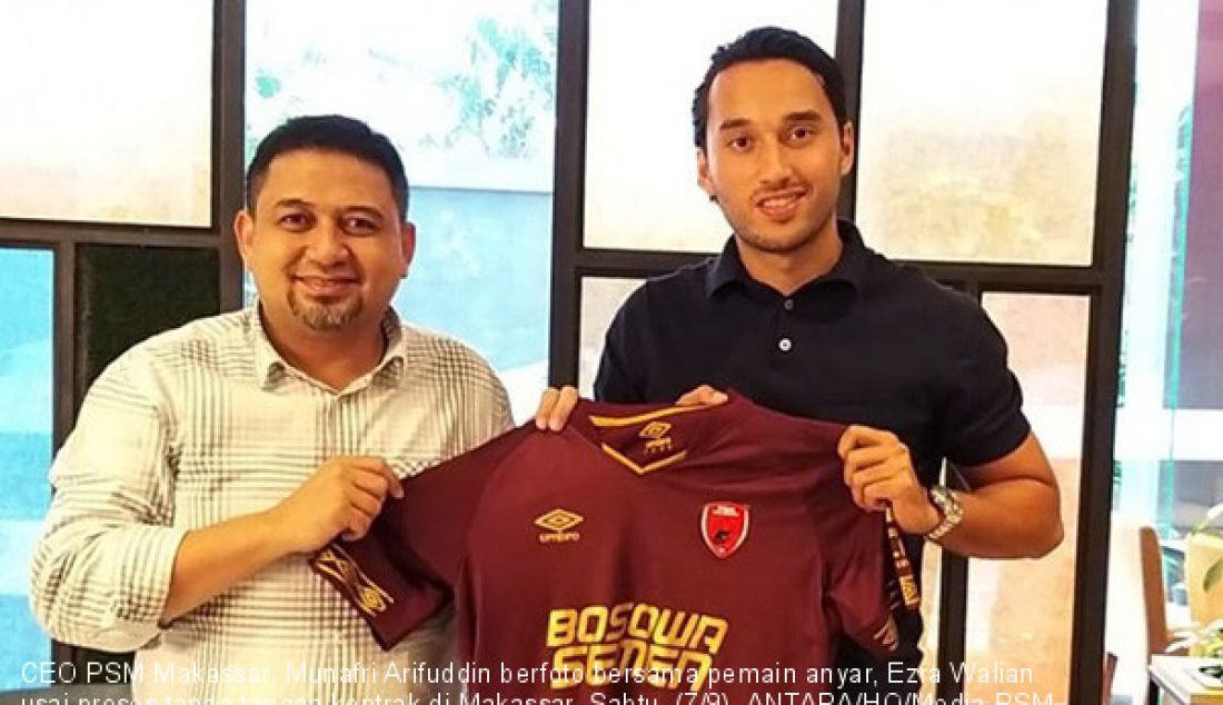 CEO PSM Makassar, Munafri Arifuddin berfoto bersama pemain anyar, Ezra Walian usai proses tanda tangan kontrak di Makassar, Sabtu, (7/9). ANTARA/HO/Media PSM - JPNN.com