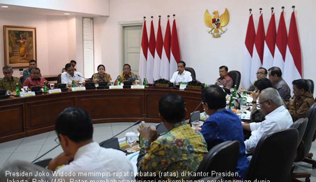 Presiden Joko Widodo memimpin rapat terbatas (ratas) di Kantor Presiden, Jakarta, Rabu (4/9). Ratas membahas antisipasi perkembangan perekonomian dunia. - JPNN.com