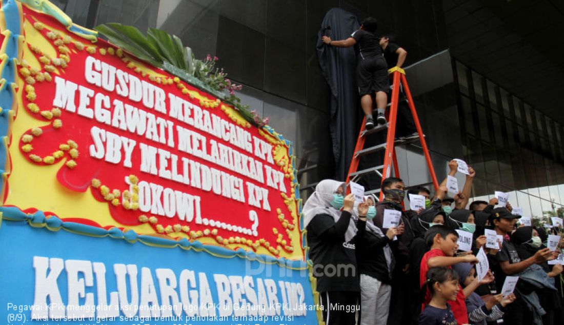 Pegawai KPK menggelar aksi penutupan logo KPK di Gedung KPK, Jakarta, Minggu (8/9). Aksi tersebut digelar sebagai bentuk penolakan terhadap revisi Undang-Undang (UU) Nomor 30 Tahun 2002 tentang KPK. - JPNN.com