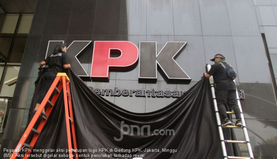 Pegawai KPK menggelar aksi penutupan logo KPK di Gedung KPK, Jakarta, Minggu (8/9). Aksi tersebut digelar sebagai bentuk penolakan terhadap revisi Undang-Undang (UU) Nomor 30 Tahun 2002 tentang KPK. - JPNN.com