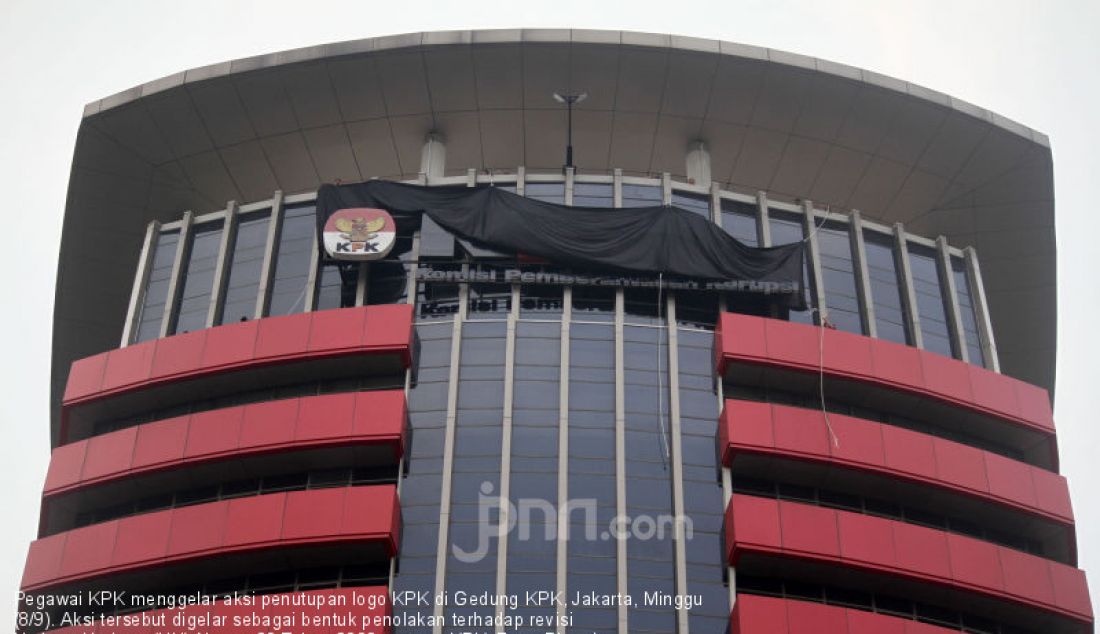 Pegawai KPK menggelar aksi penutupan logo KPK di Gedung KPK, Jakarta, Minggu (8/9). Aksi tersebut digelar sebagai bentuk penolakan terhadap revisi Undang-Undang (UU) Nomor 30 Tahun 2002 tentang KPK. - JPNN.com