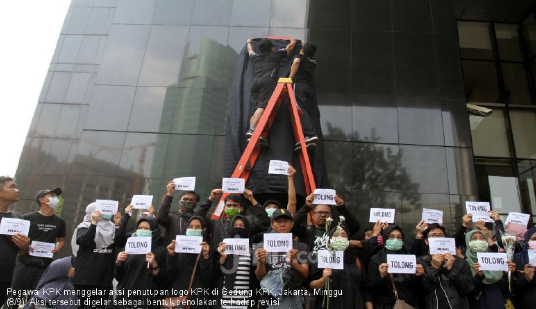 Pegawai KPK menggelar aksi penutupan logo KPK di Gedung KPK, Jakarta, Minggu (8/9). Aksi tersebut digelar sebagai bentuk penolakan terhadap revisi Undang-Undang (UU) Nomor 30 Tahun 2002 tentang KPK. - JPNN.com