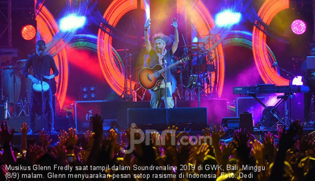 Musikus Glenn Fredly saat tampil dalam Soundrenaline 2019 di GWK, Bali, Minggu (8/9) malam. Glenn menyuarakan pesan setop rasisme di Indonesia. - JPNN.com