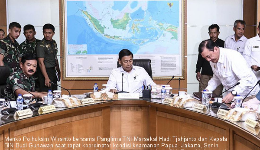 Menko Polhukam Wiranto bersama Panglima TNI Marsekal Hadi Tjahjanto dan Kepala BIN Budi Gunawan saat rapat koordinator kondisi keamanan Papua, Jakarta, Senin (9/9). Wiranto menyebut dukungan Benny Wenda berasal dari LSM. - JPNN.com