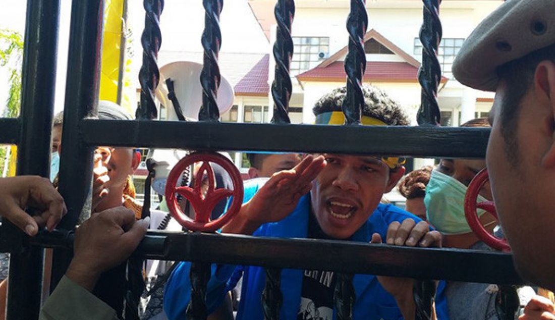 Aksi demo PMII di depan gerbang masuk kantor gubernur, Selasa (10/9). Aksi tersebut sebagai bentuk penolakan terhadap kenaikan iuran BPJS Kesehatan. - JPNN.com