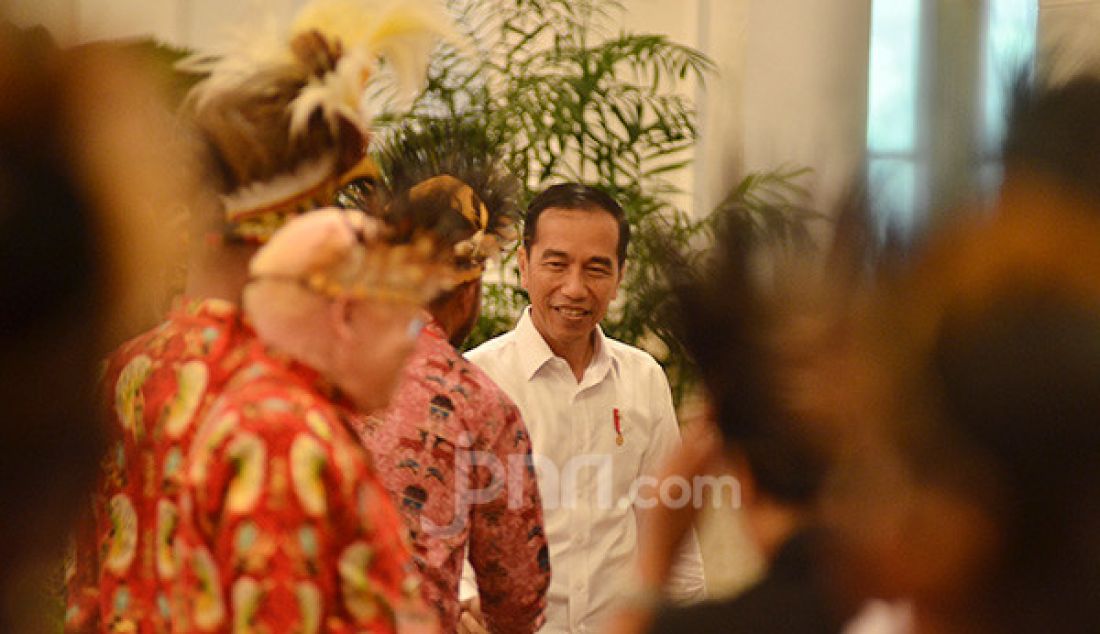 Presiden Joko Widodo atau Jokowi akhirnya menerima para tokoh masyarakat adat dan agama asal Papua dan Papua Barat di Istana Negara, Jakarta, Selasa (10/9). Sedikitnya ada 61 perwakilan tokoh Papua yang diterima Kepala Negara - JPNN.com