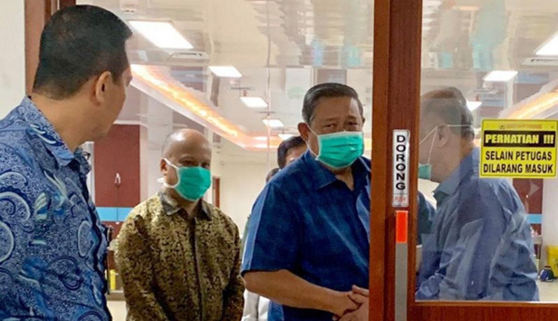 Presiden ke-6 RI Susilo Bambang Yudhoyono saat menjenguk Presiden ke-3 RI BJ Habibie di RSPAD, Jakarta, Selasa (10/9). - JPNN.com