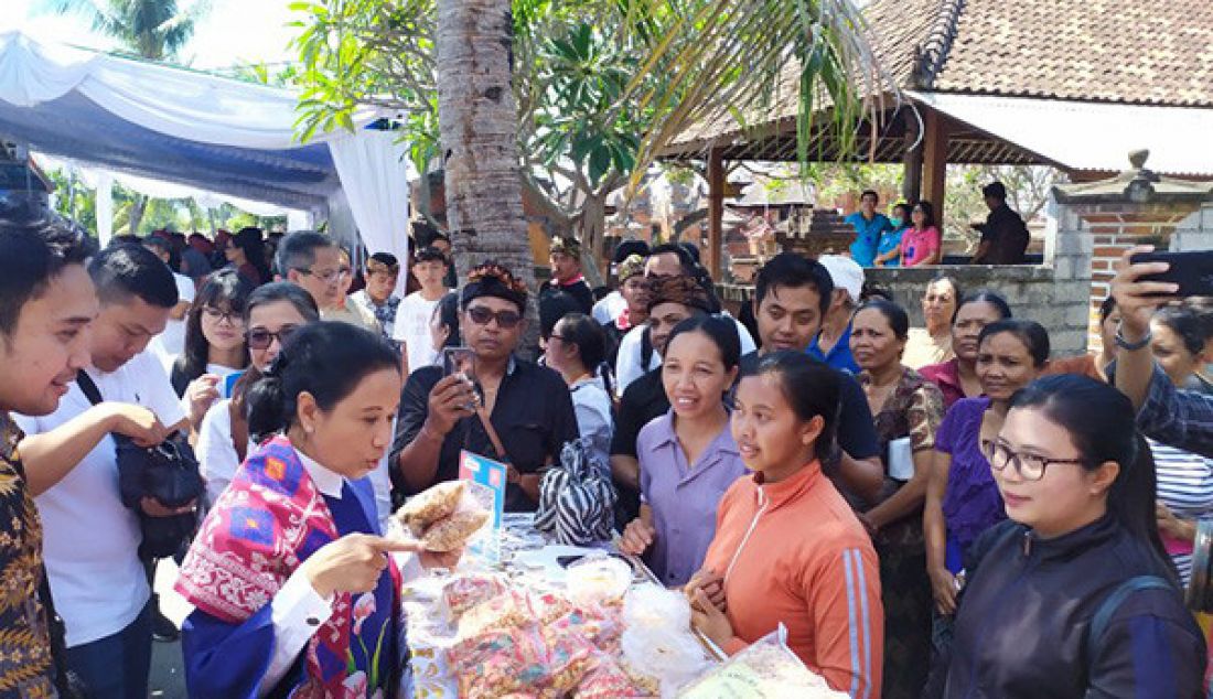 Menteri BUMN, Rini Soemarno saat melakukan kunjungan di Desa Sidayu, Tojan, Klungkung, Selasa (10/9). Rini mendukung program Presiden Jokowi untuk membangun jaringan Internet di Desa. - JPNN.com