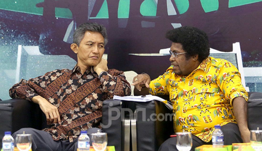 Anggota Komisi II DPR Abdul Hakam Naja, Senator asal Papua Barat Mervin S Komber saat diskusi Membedah UU Otsus Papua, Telaah Upaya Pemerintah Redam Konflik di Bumi Cendrawasih, Jakarta, Selasa (10/9). - JPNN.com