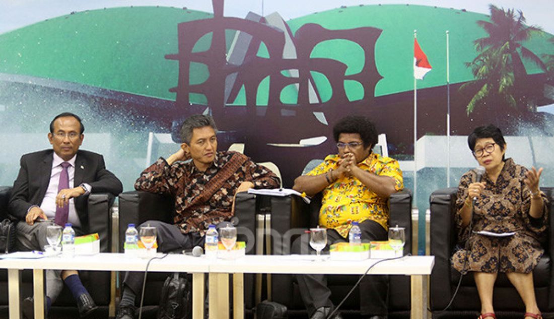 Wakil Ketua Komisi I DPR Satya W Yudha, Anggota Komisi II DPR Abdul Hakam Naja, Senator asal Papua Barat Mervin S Komber dan Ketua Papua Center UKI Dr. Antie Soleman - JPNN.com