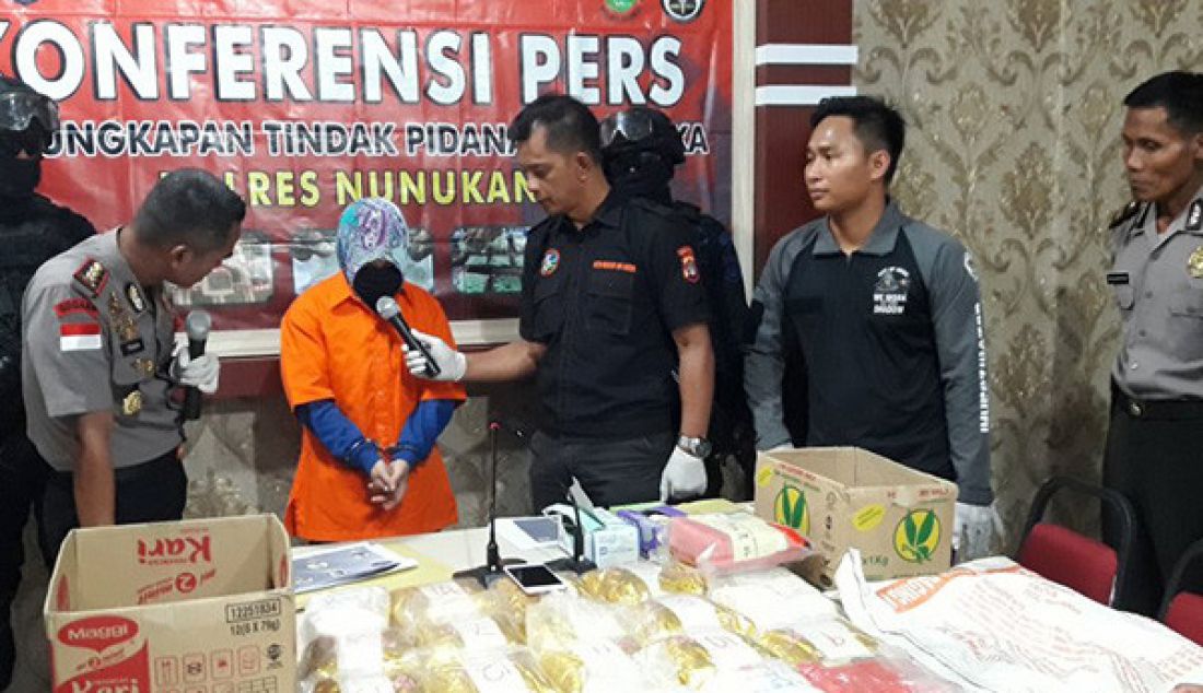ES, Mahasiswa universitas swasta di Makassar Sulsel berinsial ES ditangkap Polres Nunukan karena menyelundupkan 20 kg sabu-sabu dari Malaysia, Rabu (11/9). ES diketahui telah empat kali melakukan aksi penyelundupan. - JPNN.com